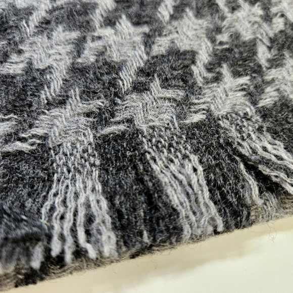 NEW J. Crew Oversized Gray Houndstooth Wool Blend Knit Scarf Unisex Made Italy - Picture 6 of 6